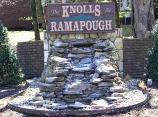 602 Mohawk Ct, Suffern, NY 10901