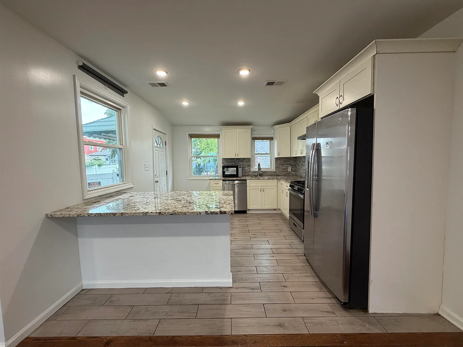 3 bed, 1.5 bath, 1086 sqft, $2,900 — Photo 3