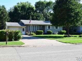 201 NW 9th St, Madison, SD 57042