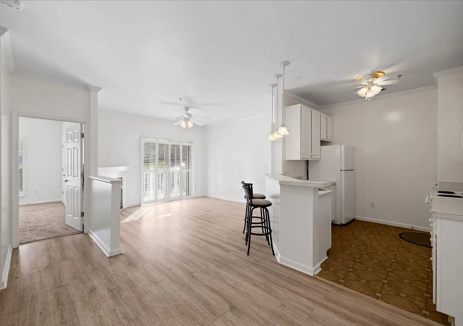 Spacious Condo in Knollwood Pool, Gym and Clubhouse Access! — Photo 3
