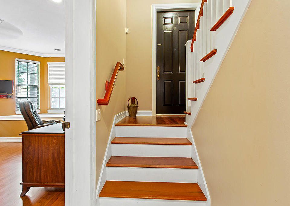 1st image of 380 W Mallory Cir