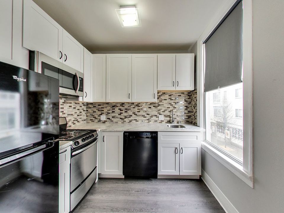 1st image of 136 6th St APT 202