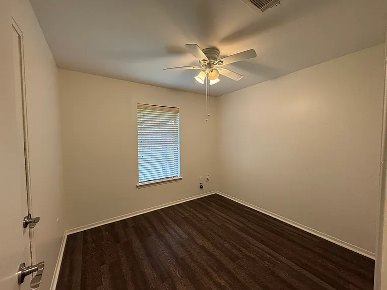 2318 N Austin Ave — Photo 8