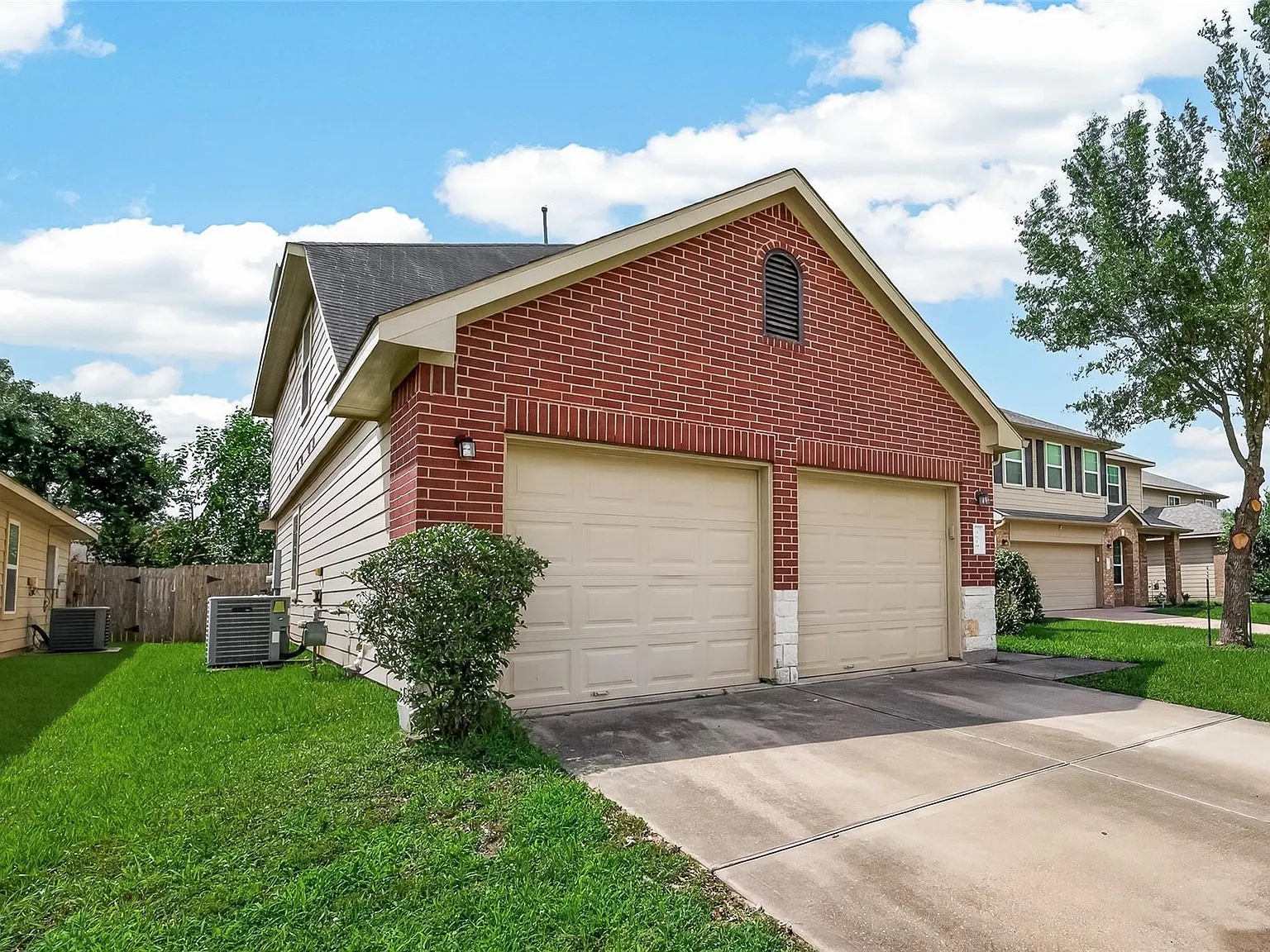 4 bed, 3.5 bath, 2387 sqft, $2,400 — Photo 2