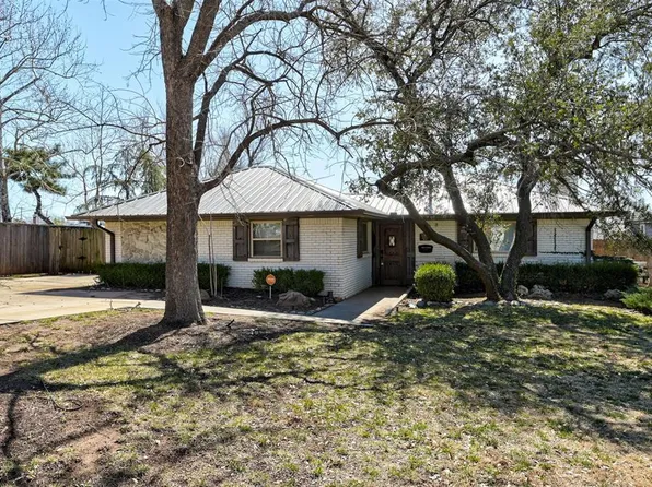 1100 Bedford Dr, Nichols Hills, OK 73116
