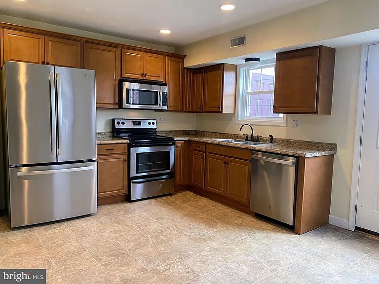 204 Brecknock Ter — Photo 3