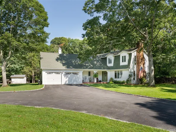 21 Bay Avenue W, Hampton Bays, NY 11946