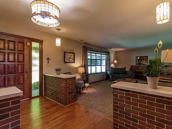 5th image of 2224 Scenic Dr NE