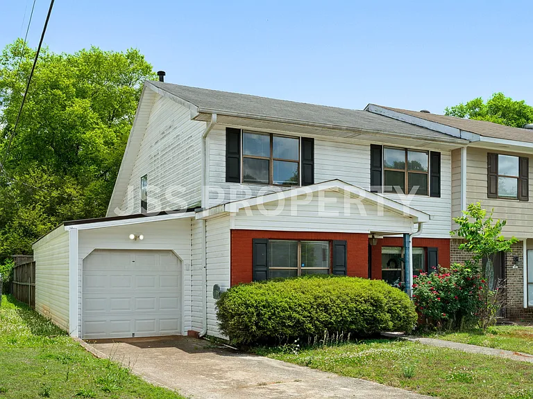 2267 Cheshire Dr — Photo 2