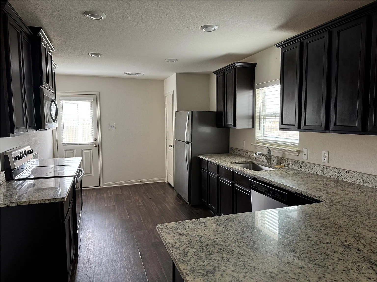 4 bed, 2.0 bath, 1803 sqft, $1,850 — Photo 3