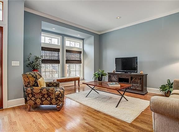 4th image of 4909 Wyandotte St #B2