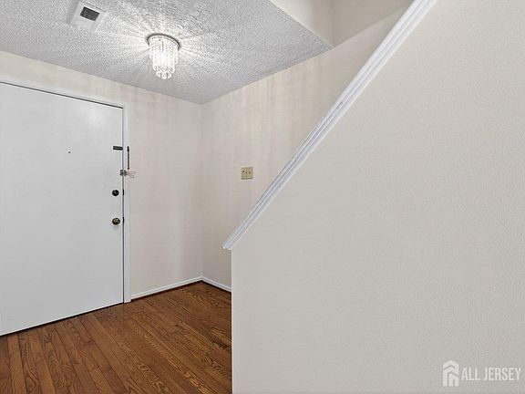 3rd image of 241 Hampshire Dr