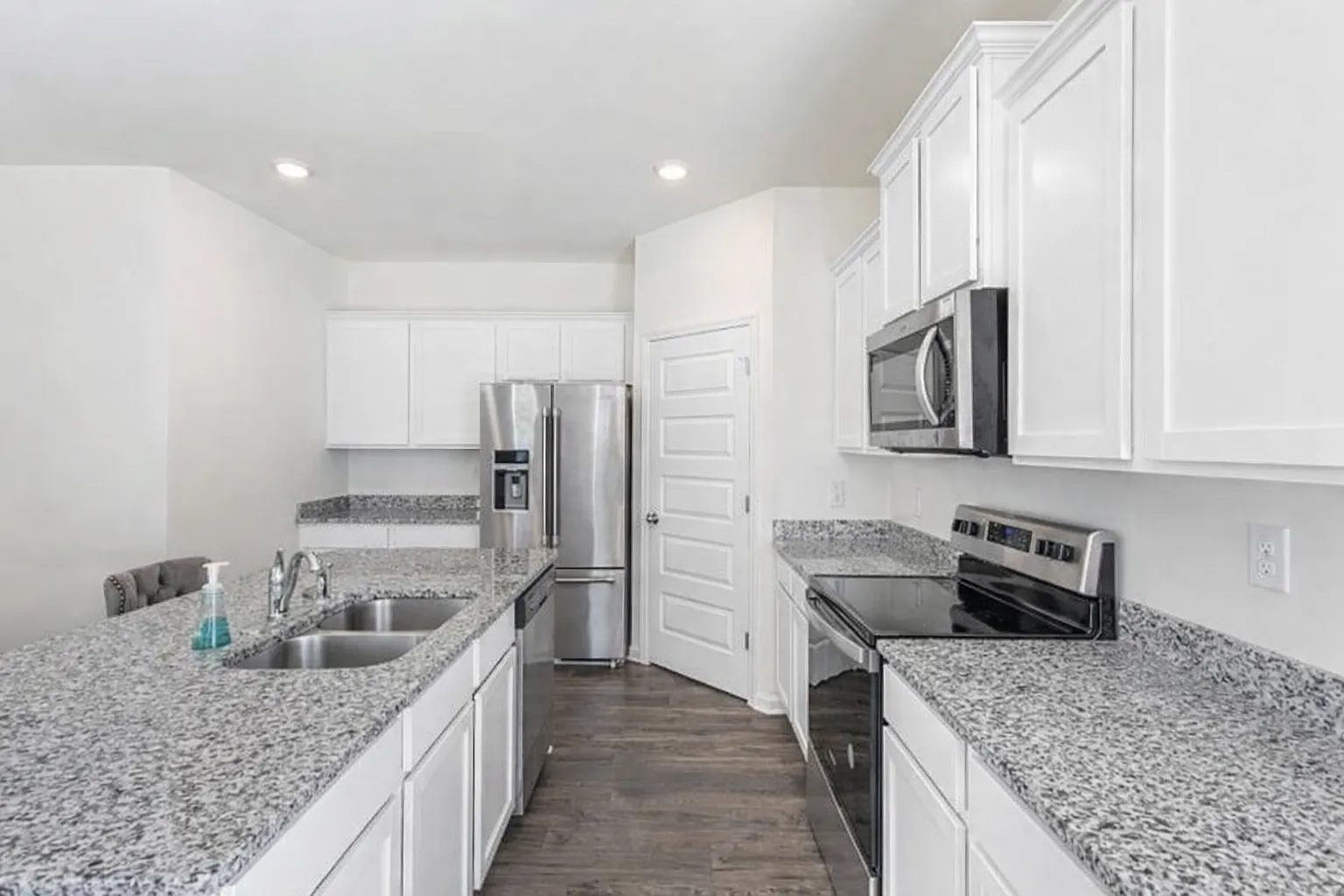179 Hampton Cir — Photo 4