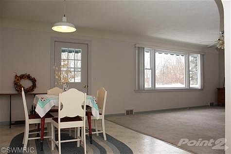 Large open living and dinning area.