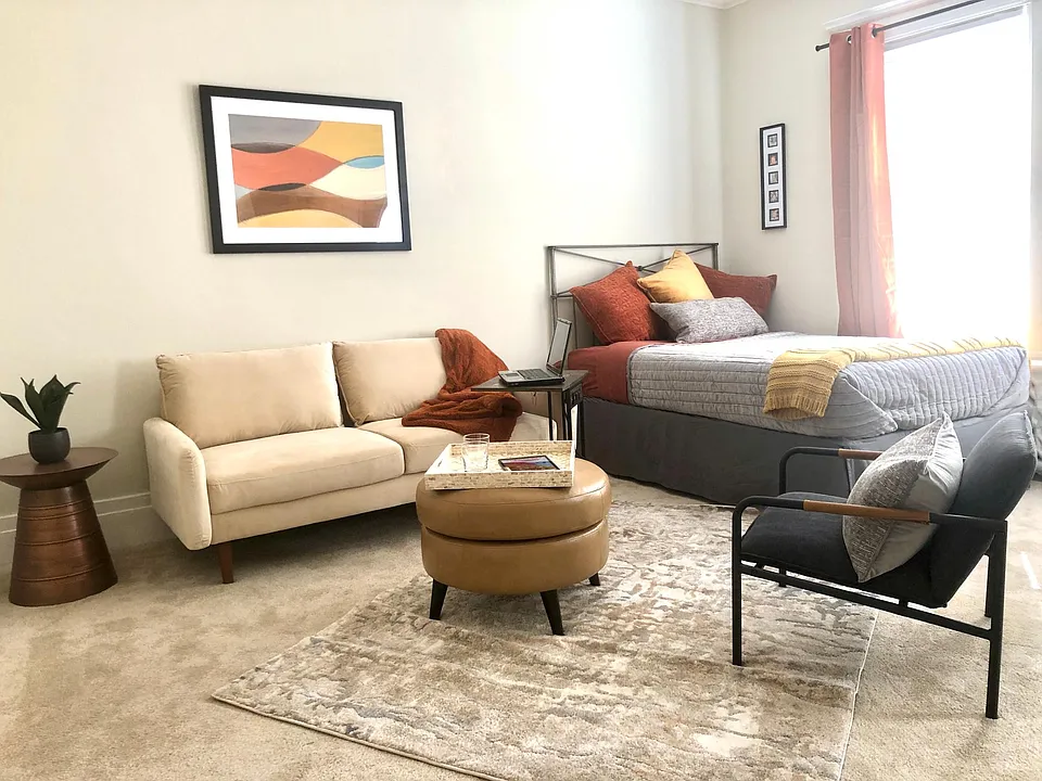STAGED STUDIO