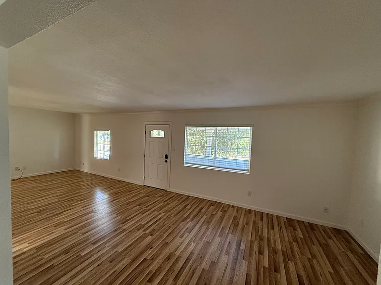 2901 Roosevelt Ln — Photo 4