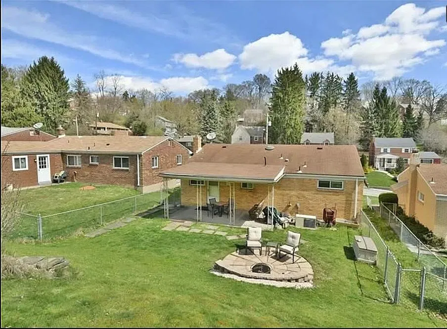3 bed, 924 sqft, $2,100 — Photo 2