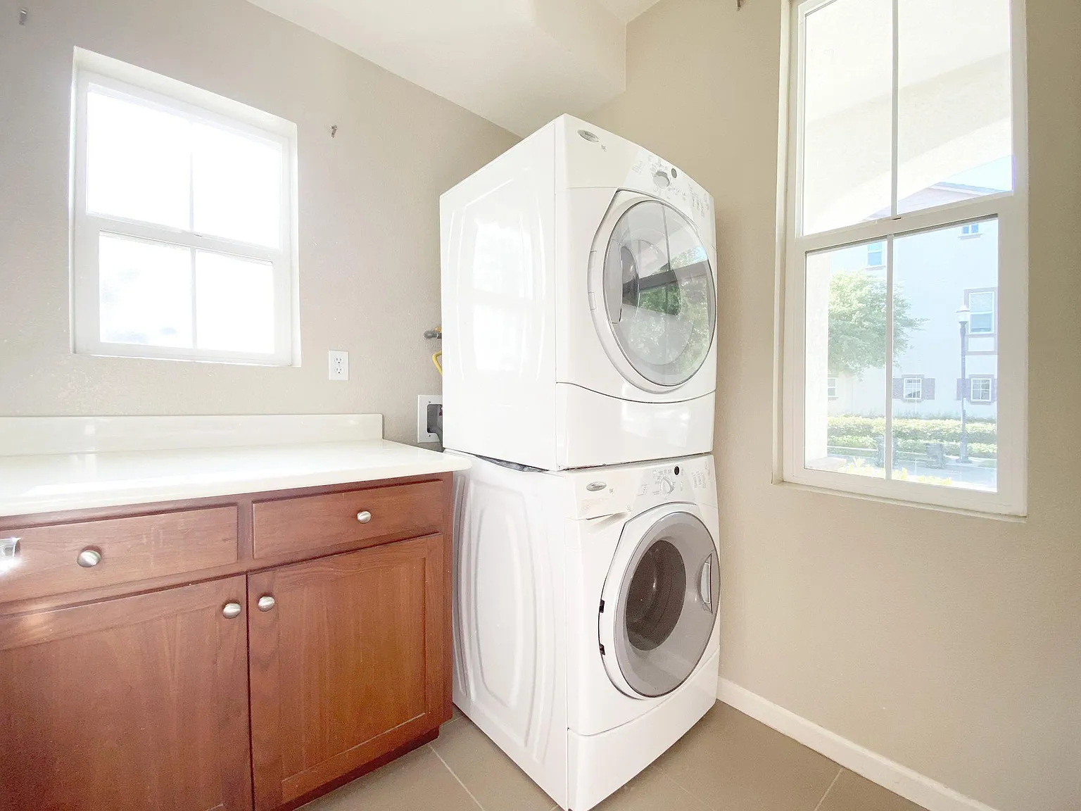 2 bed, 2.5 bath, 1169 sqft, $3,400 — Photo 2
