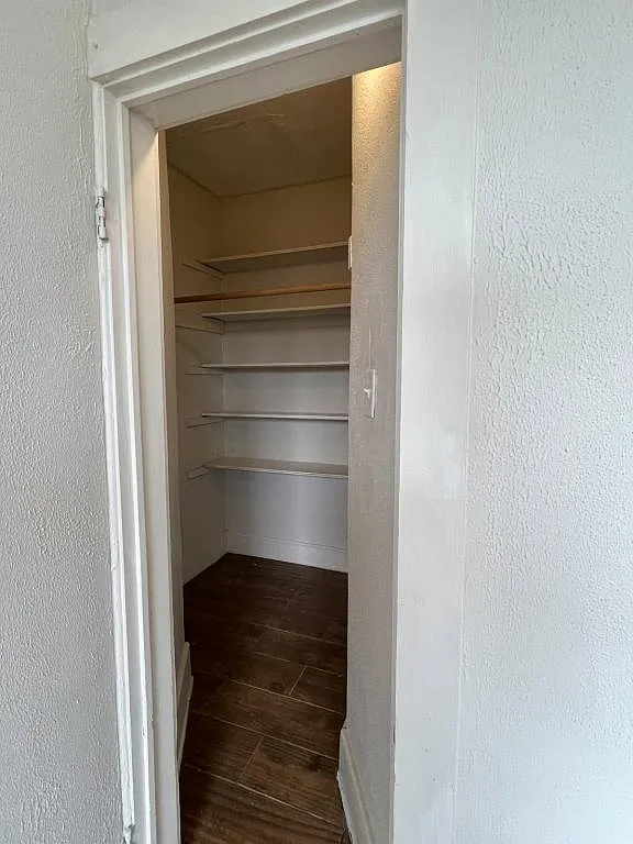 404 E Bond St — Photo 4