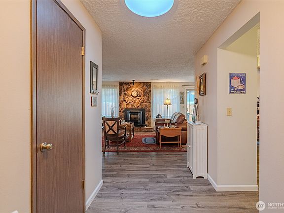 3rd image of 410 NE 149th Court