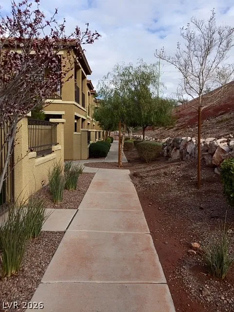 3 bed, 2.5 bath, 1412 sqft, $1,900 — Photo 2