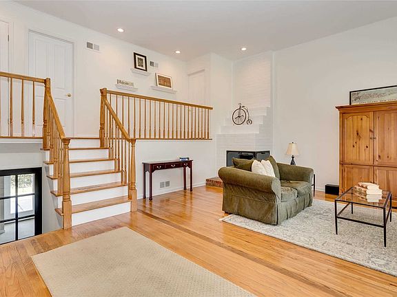 3rd image of 37 Old Town Ln