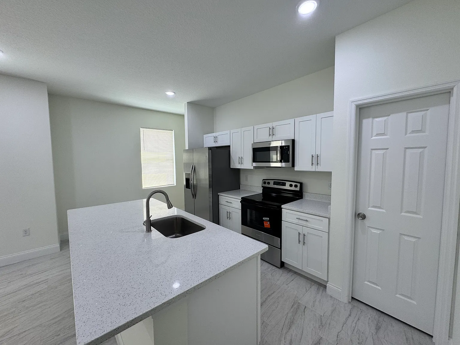 4 bed, 1860 sqft, $2,700 — Photo 2