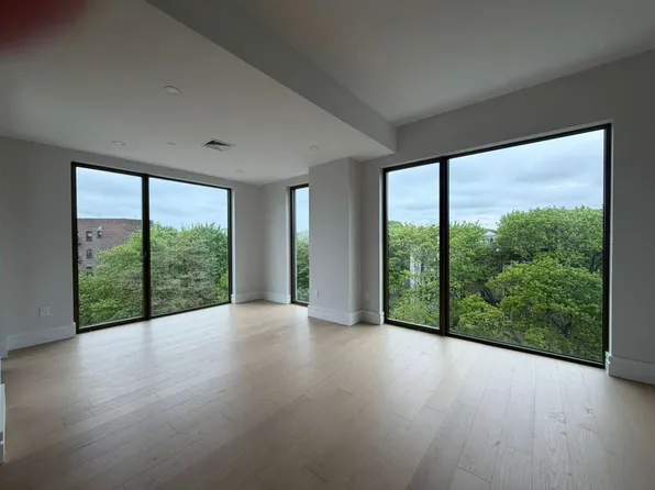 960 Franklin Avenue image 1 of 12