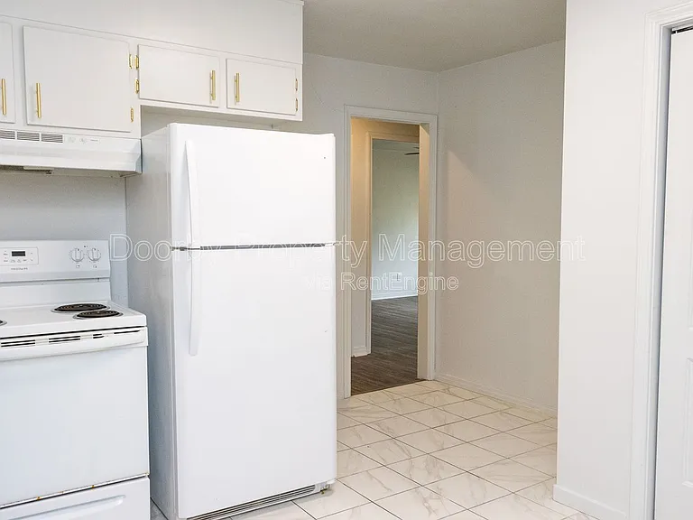 2027 Lee St — Photo 4