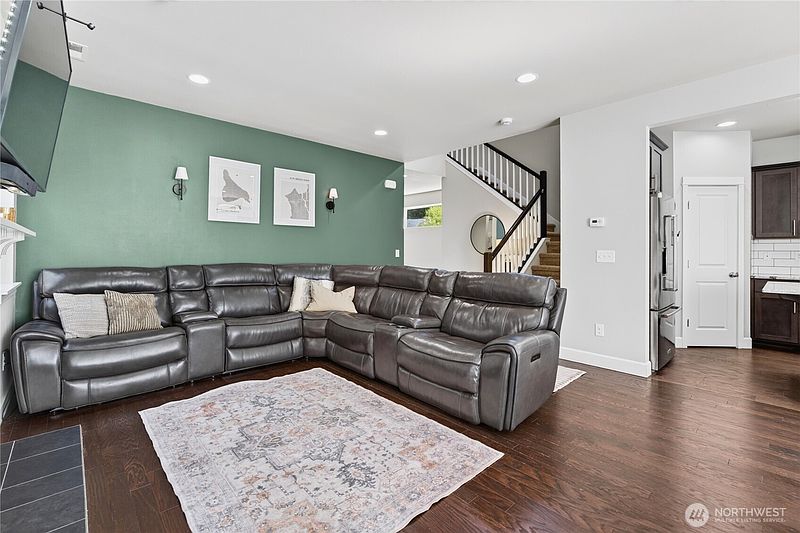5th image of 7262 85th Drive NE