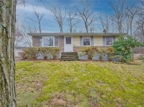 205 Greenbriar Rd, Pottsville, PA 17901