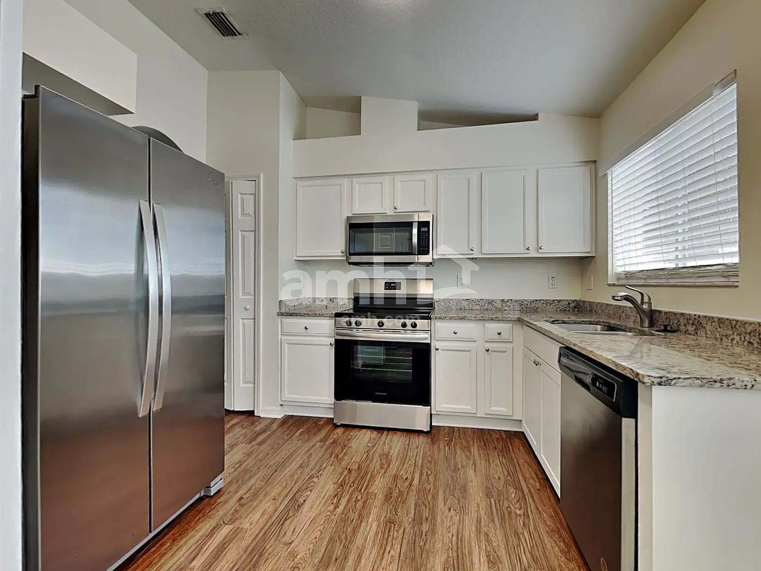 3 bed, 2.0 bath, 1277 sqft, $2,060 — Photo 3