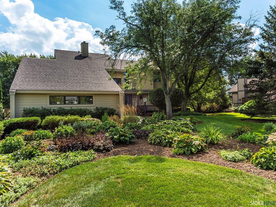Beautiful curb appeal!