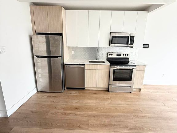 3rd image of 23-33 Astoria Blvd #2B