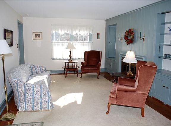 Open living room w/dining area is a flexible space