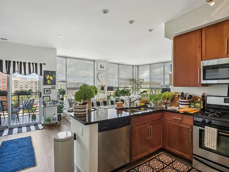 1 Bed / 1 Bath - 913 SF Kitchen