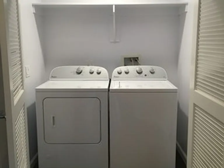 Burnet Apartments — Photo 15