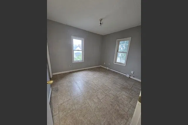 3 bed, $1,400 — Photo 2