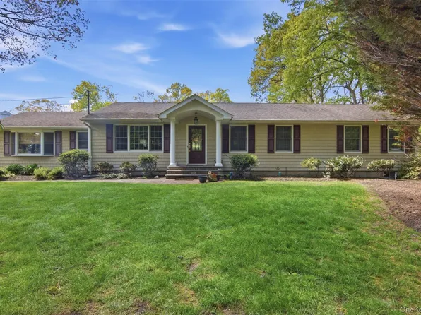 28 King Arthurs Court, Saint James, NY 11780