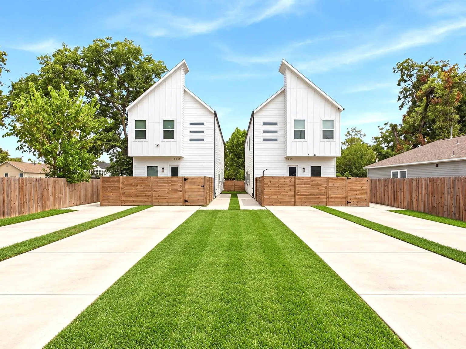 2 bed, 2.5 bath, 2180 sqft, $1,900 — Photo 1