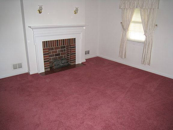 Spacious living room w/ornamental fireplace