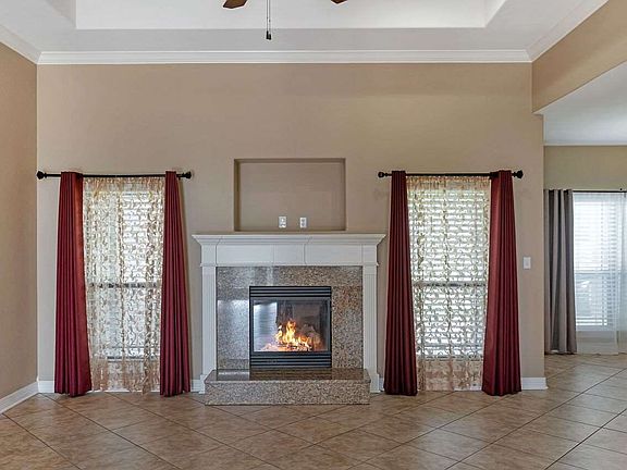 3rd image of 809 Woodridge Cir