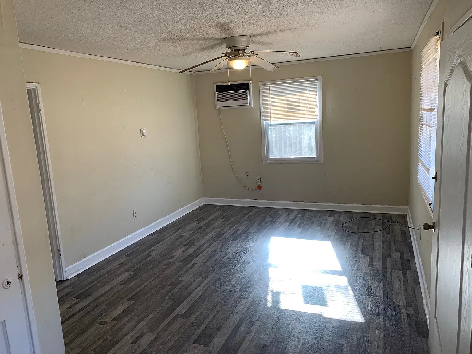 3 bed, 1.0 bath, 1313 sqft, $1,000 — Photo 2
