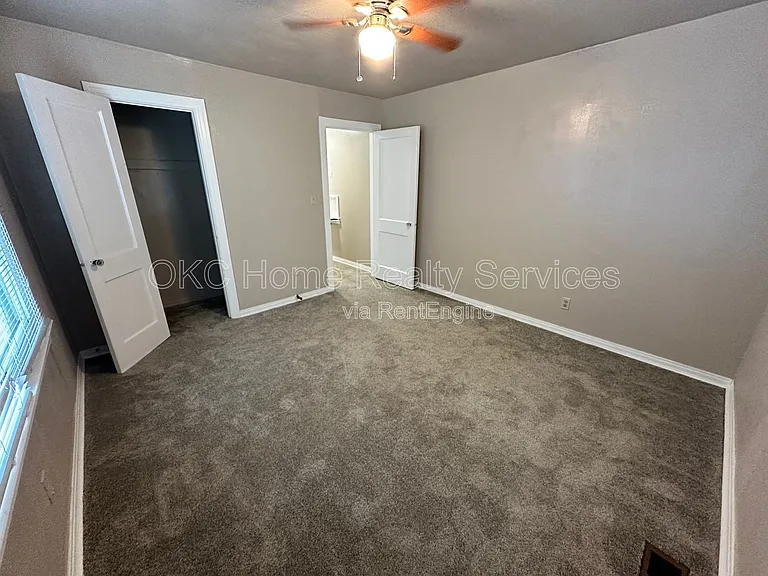 1216 NE 42nd St — Photo 13