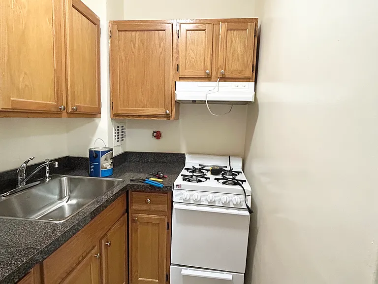 Pershing Cres — Photo 8