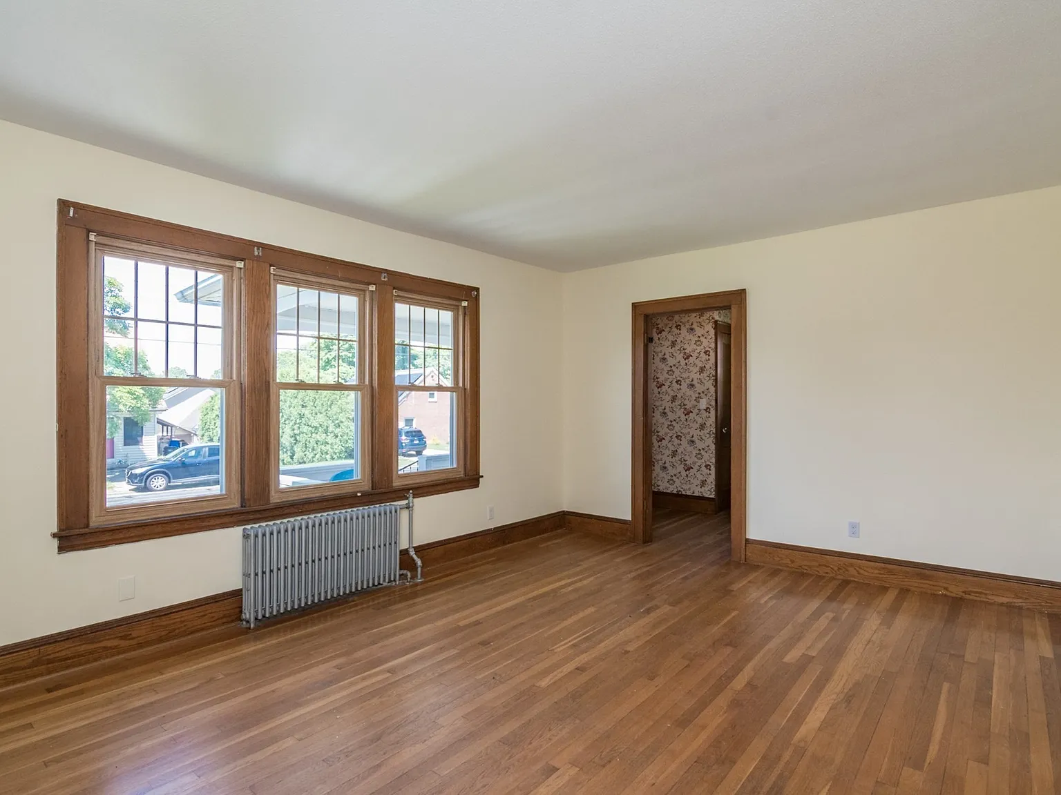3 bed, 1.5 bath, 2012 sqft, $2,500 — Photo 3
