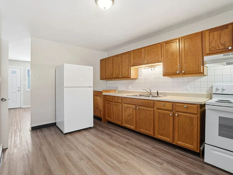 Hickory Creek Apartments — Photo 36