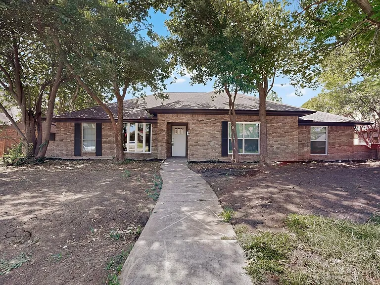 2308 Chamberlain Dr — Photo 1
