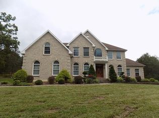 704 Silver Fox Ln, Stroudsburg, PA 18360