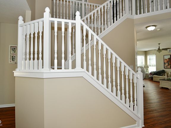 3rd image of 8667 N Autumnview Dr